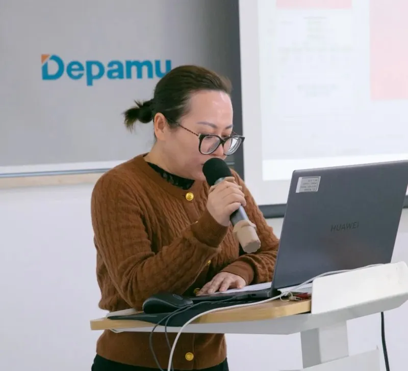 ▲ Выступление директора проекта планирования нового завода Янь Хунфан