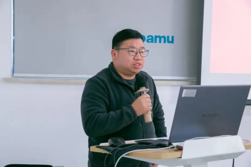 ▲ Руководитель проекта планирования нового завода Сюй Вэйхуа от имени группы дал обязательства